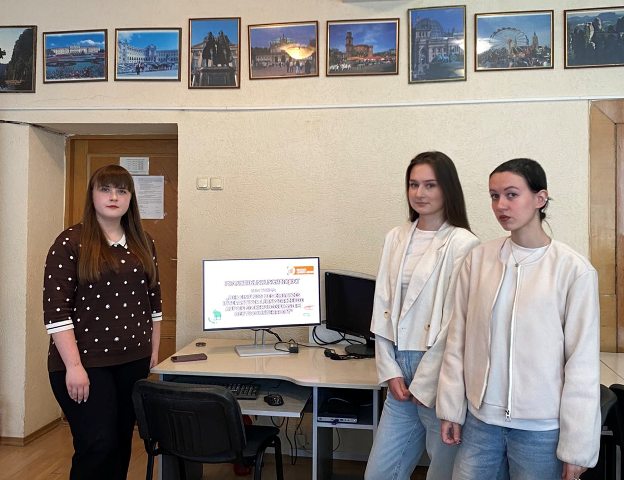Галина Присяжнюк, Вероніка Караіскоу та Віолетта Хомяк презентують свій проєкт